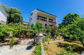 Rustikales Apartment nur 500 Meter zum Strand mit Meerblick, Grillbereich, WiFi